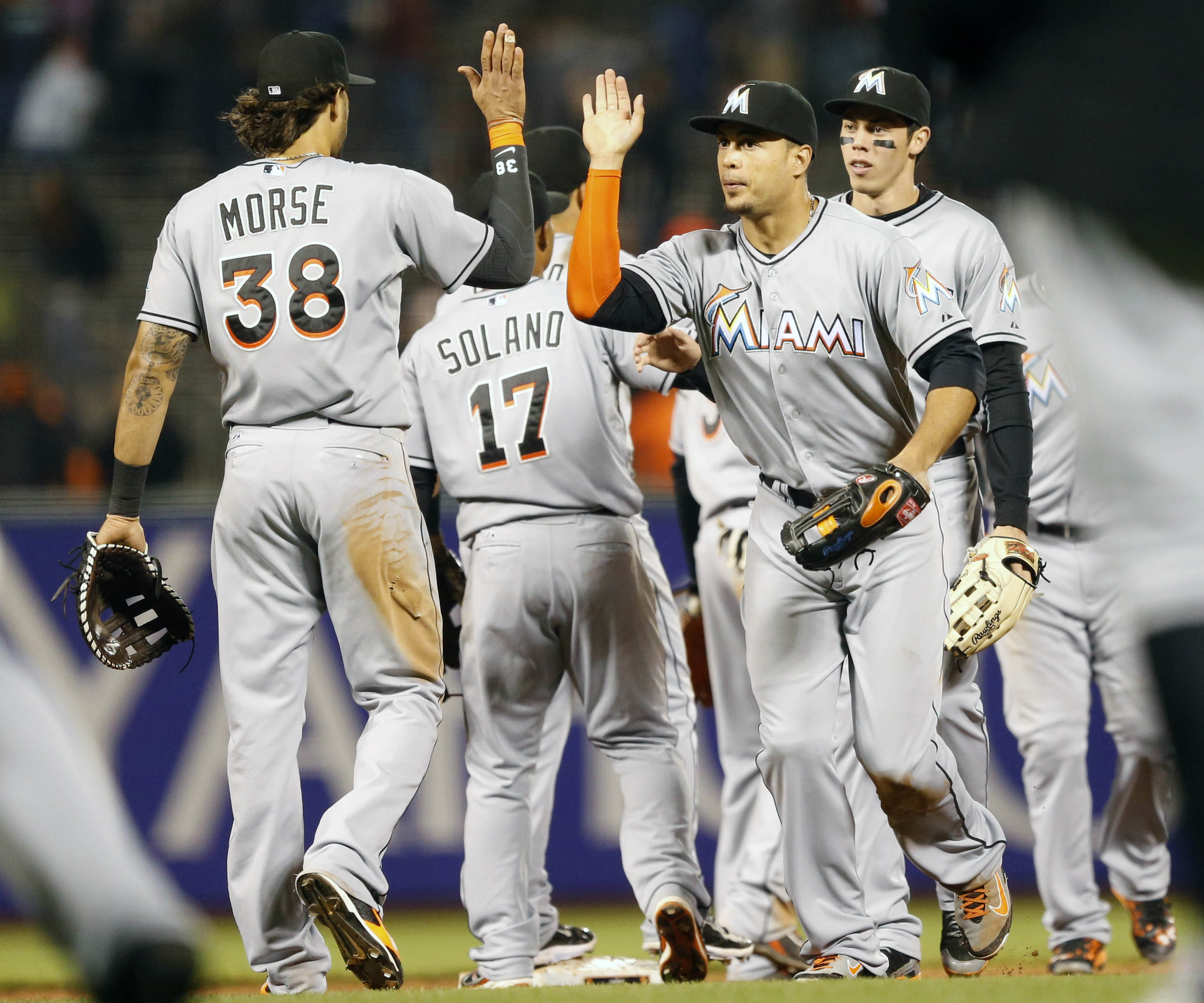 Giants get 2 in the 9th to edge Marlins 3-2