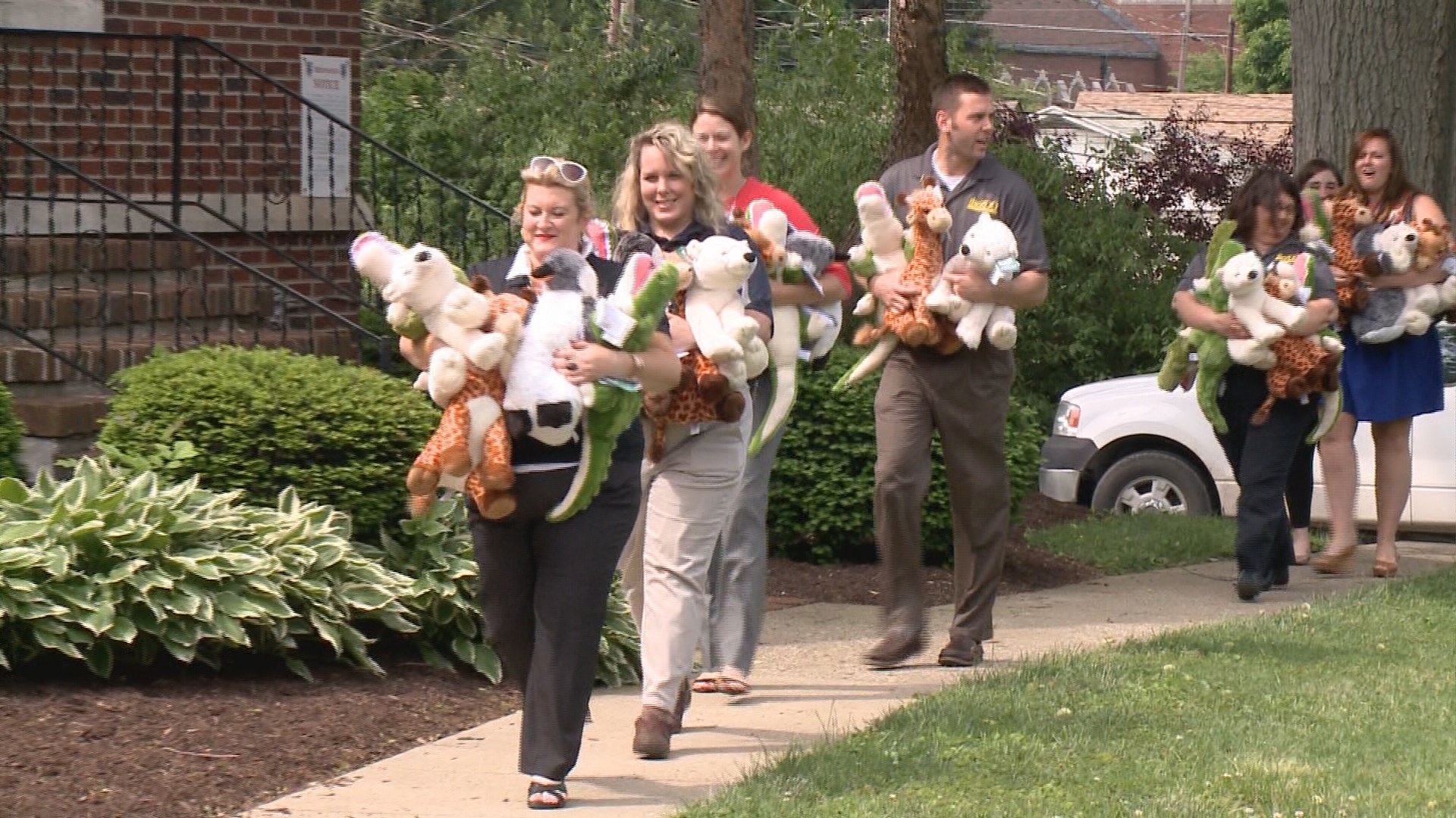 The Louisville Zoo donates 150 stuffed animals to Kosair | www.neverfullmm.com