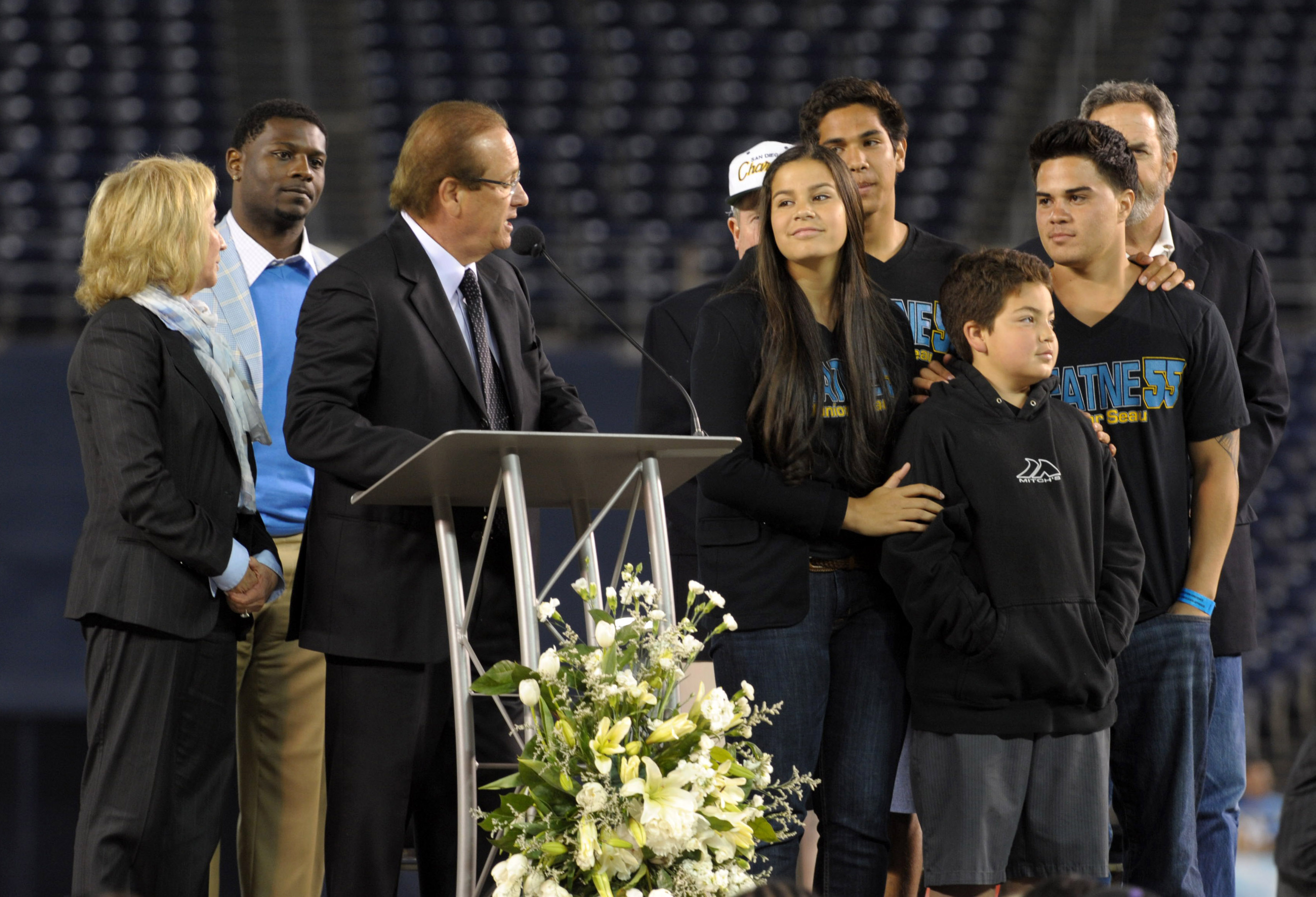 The late and great, now Hall Of Fame LB Junior Seau