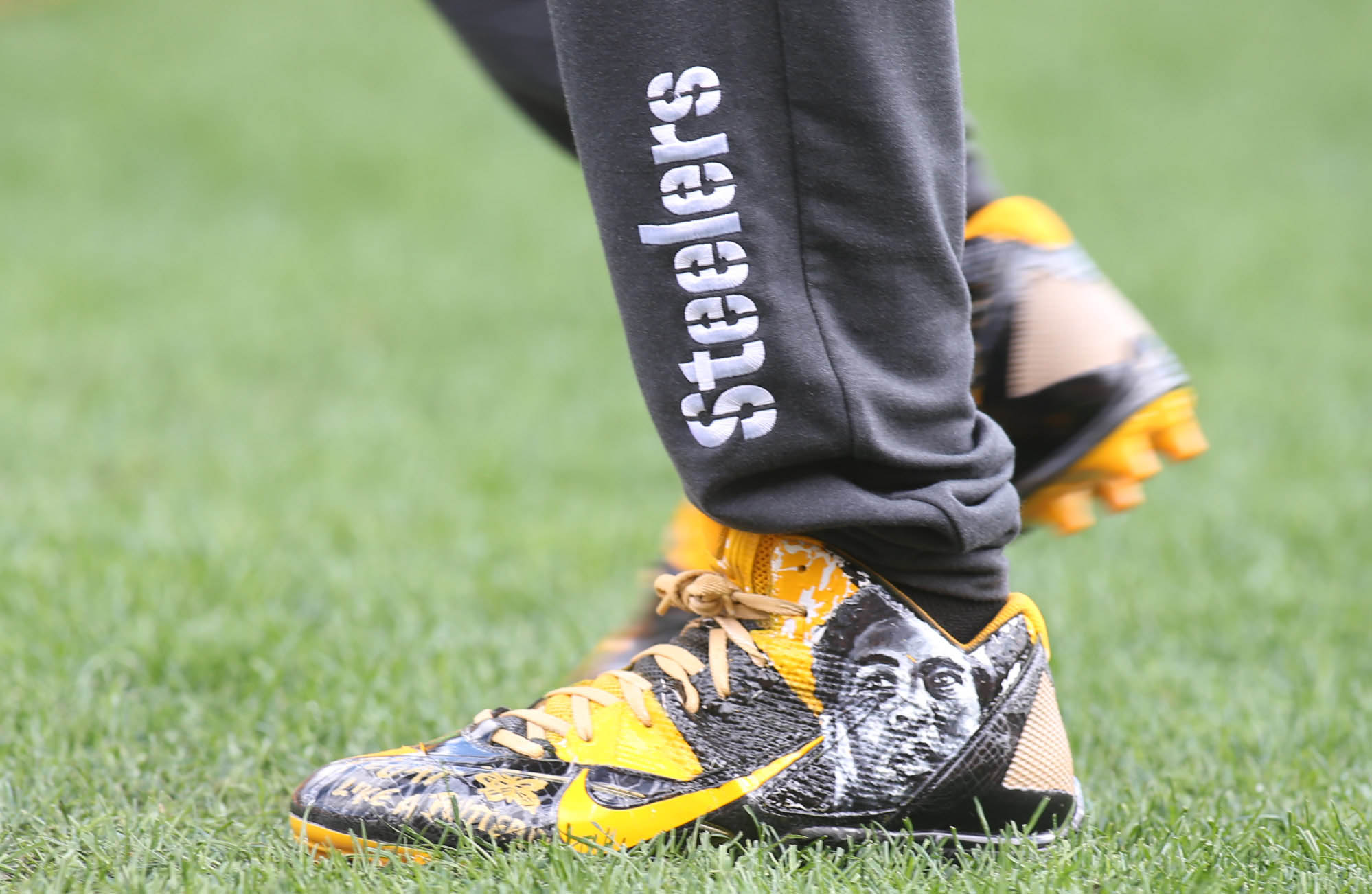 Steelers Antonio Brown forced to remove cleats tributing Ali