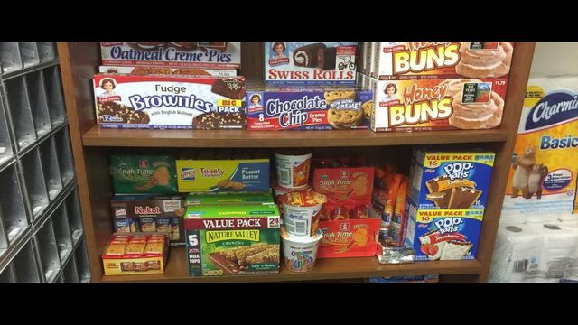College student runs food pantry out of his dorm to help classmates in need - ABC10.com