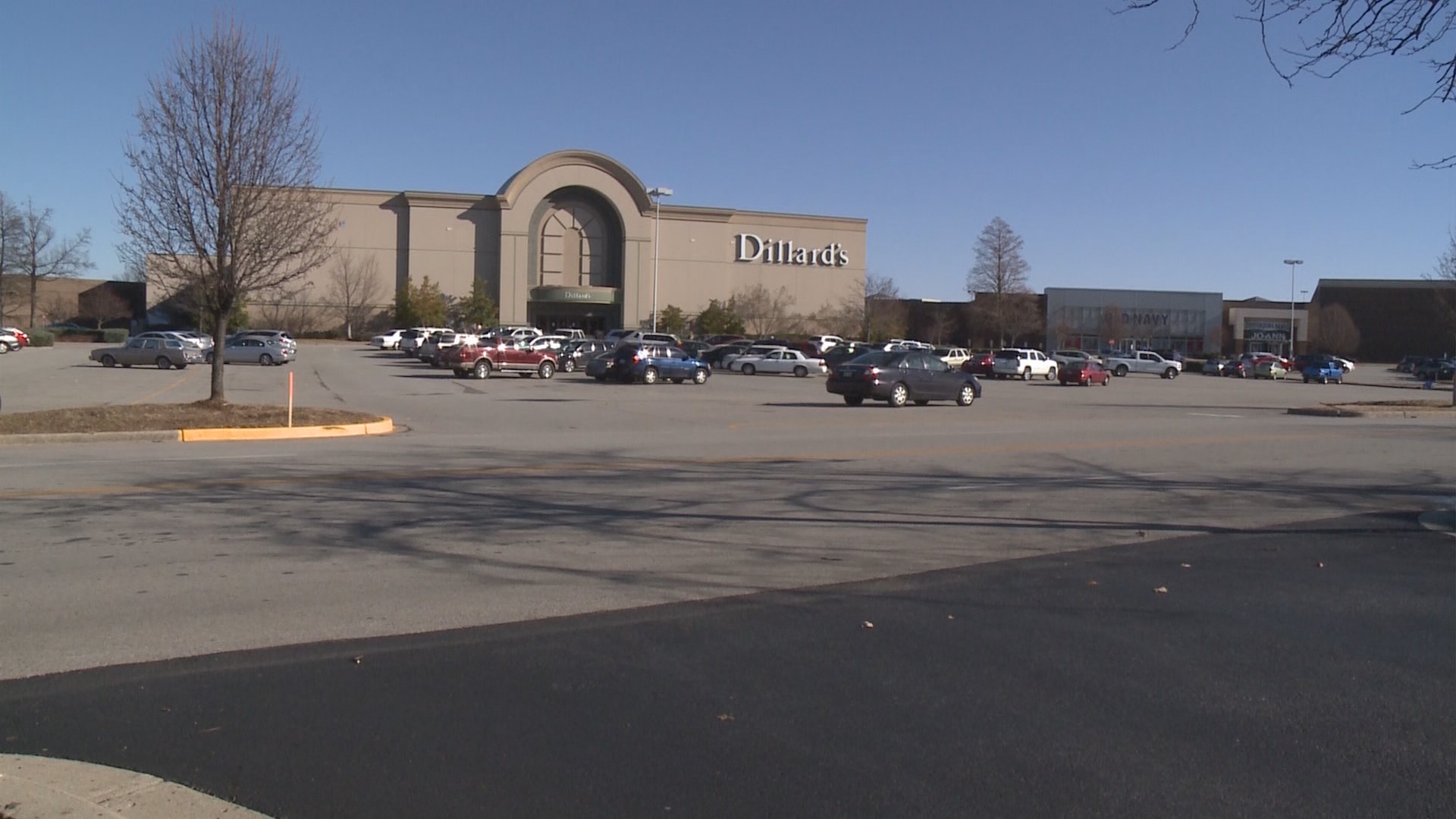 Mall employee recalls disturbance leading to its early closure