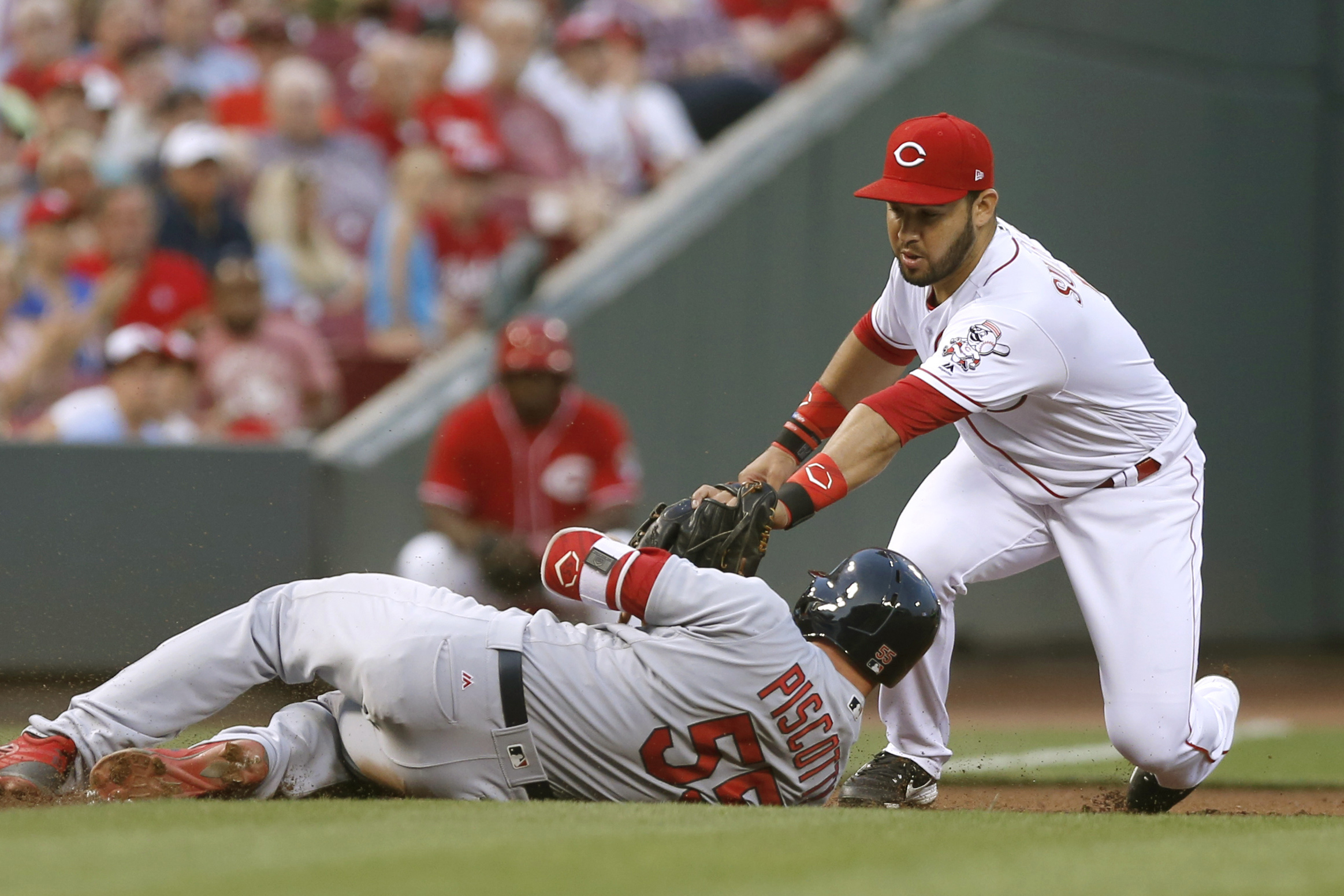 Cincinnati Reds sign third baseman Eugenio Suarez to 7-year deal