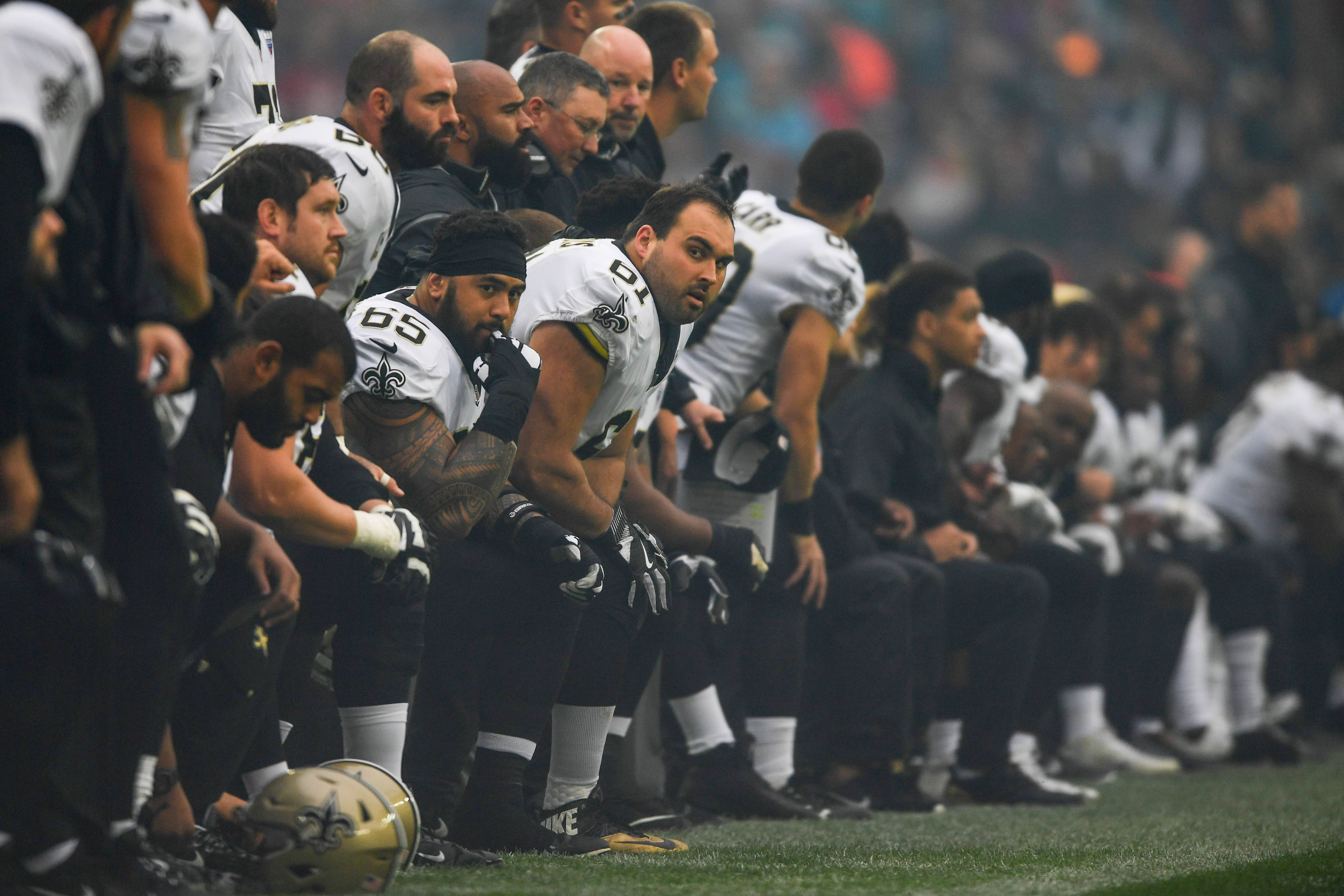 Marshawn Lynch shows up to Raiders game in 'Everybody vs. Trump' T-shirt